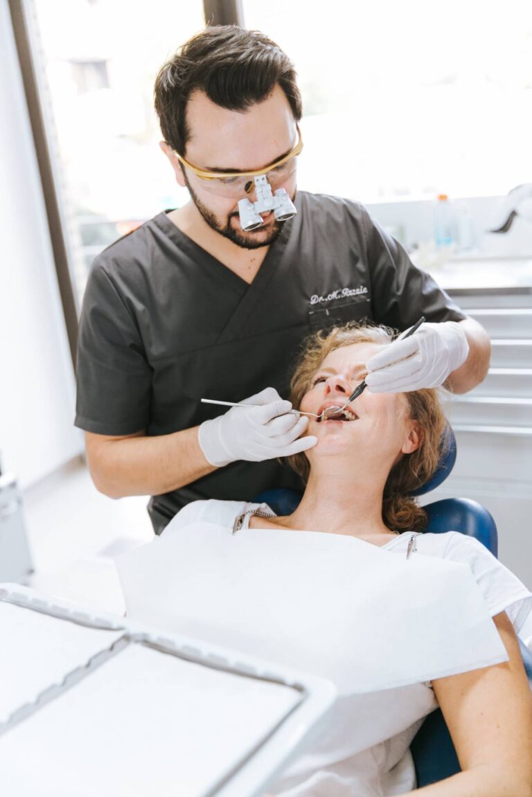 Dr. Rezaie bei der Behandlung